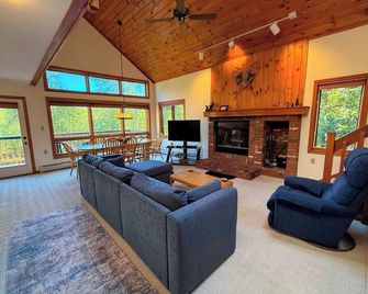 MWP69 Spacious 5-bedroom condo, partial Notch views, 2 min to skiing! - 卡羅爾(新罕布什爾州) - 客廳