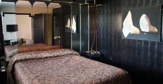 Grand Motel Saint-Hubert - Longueuil - Camera da letto