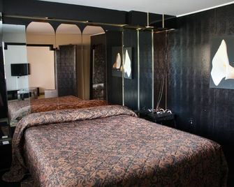 Grand Motel Saint-Hubert - לונגוי - חדר שינה