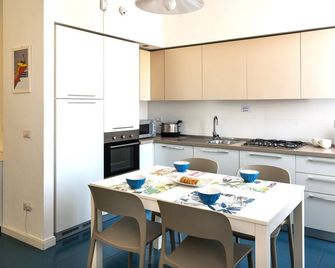 'Canal View', appartamento ampio e luminoso, con splendida vista sul canale e sul ponte romano, free parking, AC, WIFI - Rimini - Kitchen