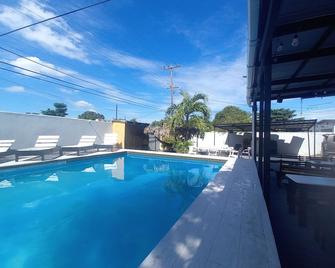 Labrish Guest House - Kingston - Pool