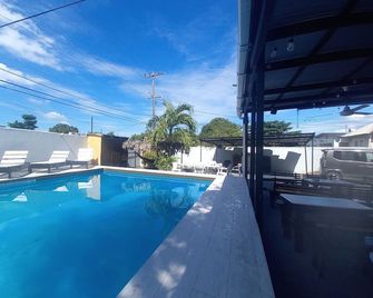 Labrish Guest House - Kingston - Bazén
