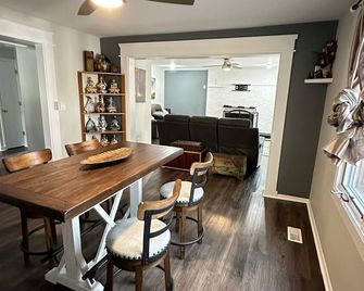 Cozy home perfect for family reunion and relaxing - Louisburg - Comedor