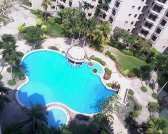 Everly Serviced Apartment - Malaca - Piscina