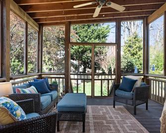 Private yard and screened porch at Historic happy home, steps to Main Street, parking - Annapolis - Living room