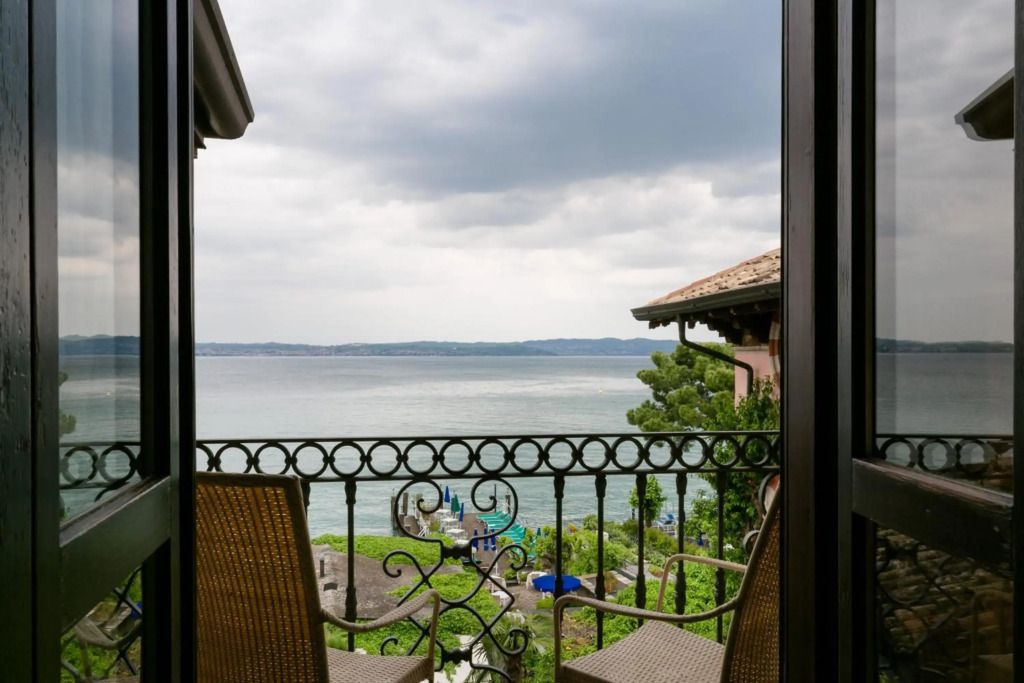 هوتيل بايس - سيرميون - شرفة