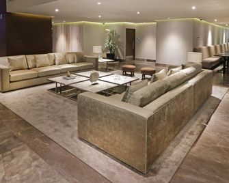 هوليداي إن إكسبرس آند ويس اس مومن ٓي رراي م فالا ا باي آيتش جي - مونترّي - ردهة