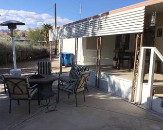 Two bedroom two bath mobile two blocks from River launch at rotary park - Bullhead City - Patio