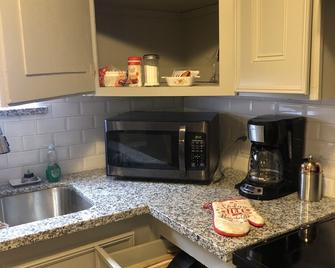 Hoots Spring Gully - Long Term - pet friendly - La Porte - Kitchen