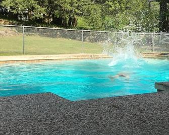 Charming 1840 Farmhouse ~ Magical Retreat ~ Sleeps 14 - Amherst - Piscina
