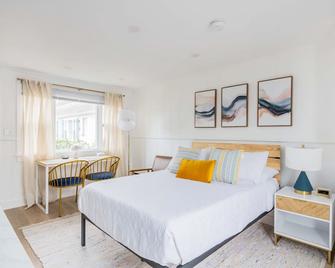 Modern & Renovated Studio Condo (Steps to the Beach!) - Pool, WiFi, Free Parking - Dennis Port - Habitación