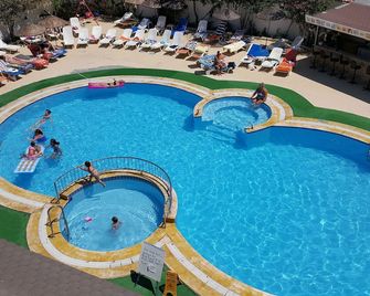 جولدن مون أبارتمنت هوتل - كوساداسي - حوض السباحة