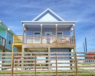 Waterfront Shared Pool w Bay Views Boat Dock Oscars Lodge by AvantStay - Corpus Christi - Building