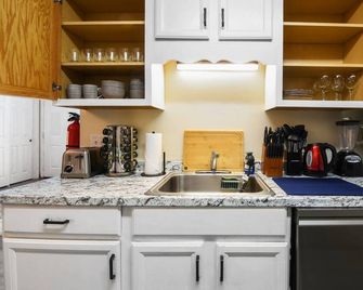 Cozy 2br Modern Free Parking ! 30 Min To Nyc ! - Newark - Kitchen
