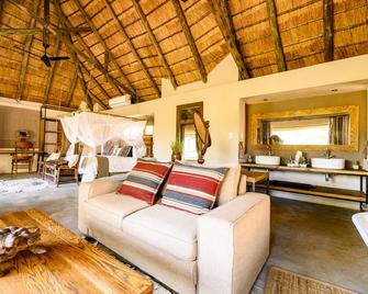Toro River Lodges Big 5 Exclusive Safari - Mica - Living room