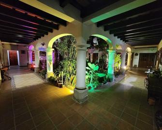 Hotel y Jardines Casa Búho - Антіґуа-Ґватемала - Лоббі