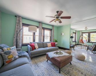 Luxury 8 BR 4 Ba - Just 1 block from the Beach! - Atlantic City - Living room
