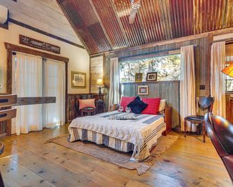 Pet-Friendly Wimberley Cabin with Fire Pit and Hot Tub - Wimberley - Bedroom