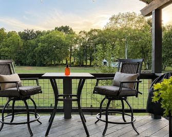 Charming Cottage Retreat for Two Near Buffalo River Resort - Linden - Patio