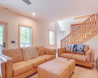 Modern Nellysford Getaway with View Deck and Fire Pit - Nellysford - Living room