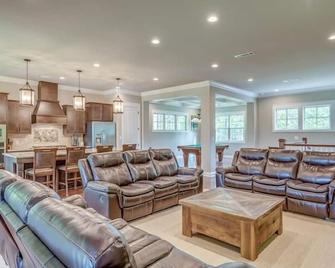 On-site @ Grand National, overlooking the 6th tee on the Lake course. - Opelika - Living room