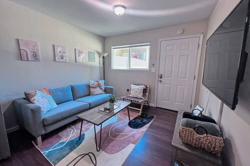 Calligraphy home with Private Deck near SDSU - סן דייגו - סלון