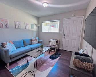 Calligraphy home with Private Deck near SDSU - סן דייגו - סלון