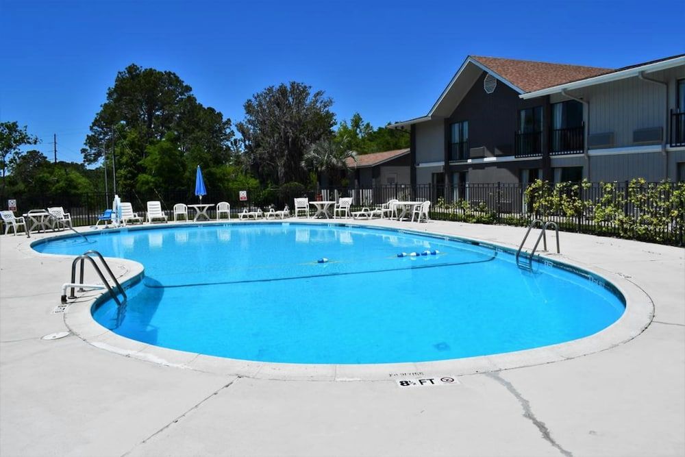 Howard Johnson by Wyndham Beaufort/Parris Island - Beaufort - Pool