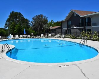 Howard Johnson by Wyndham Beaufort/Parris Island - Beaufort - Pool