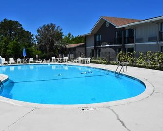 Howard Johnson by Wyndham Beaufort/Parris Island - Beaufort - Pool