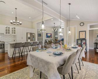 Unique Character Queenslander Home! Just - Brisbane - Restaurante