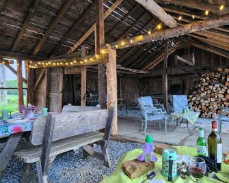 Stepping back into time. Shaftsbury,Vt. \nRolling farm land views close to town! - Shaftsbury - Patio