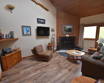 Trail Creek pool/sauna/jacuzzi King, Queen sofa sleep 2Full Baths Two Level Unit - Killington - Living room
