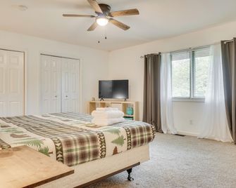 Spacious Rustic Helen Abode about half Mi From Tubing! - Helen