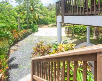Nature / Spotless Villa / 4 Bdrms / West End - Gibson Bight - Balcony