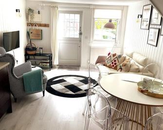 Stylish Cottage with Quay and River View - Lymington - Living room