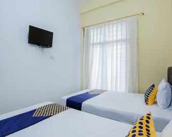Spot On 2076 Hotel Stadion - Berastagi - Bedroom