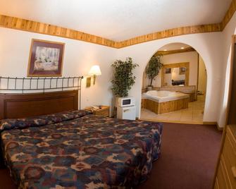 North Country Inn and Suites - Mandan - Schlafzimmer
