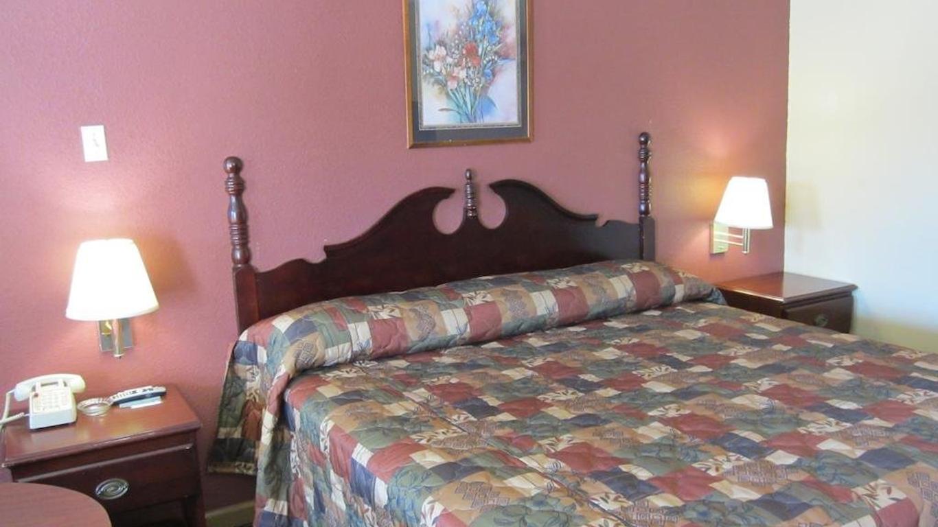 First Western Inn - Fairmont City