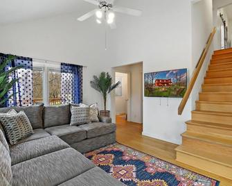 The Red Lodge - Unique Gem Near Lakes with Game Room and Hot Tub! - Elkhorn - Living room