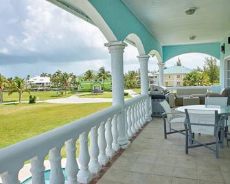 Casa Malaya at Old Bahama Bay - 4 bedroom villa with pool, hot tub & boat dock - West End - Balcón