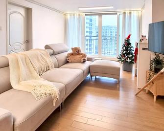 Family-Friendly Central Hannam-dong: Warm and Clean Seoul Home - Seoul - Living room