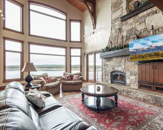 Luxurious Sandy Beach Lodge Waterfront Escape on Island Park Reservoir Perfect for Large Groups - Island Park - Sala de estar