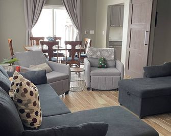 Grace - Quiet country setting 1 mile from highway. Close to everything! - Holts Summit - Living room