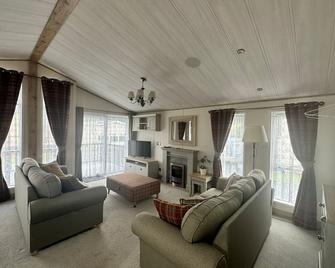 Luxury 6-8 Berth Lodge - New Milton - Living room