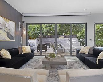 Private Saltwater Pool - Updated Modern 3br 3ba - 1 Mile To Beach! - Fort Lauderdale - Sala de estar