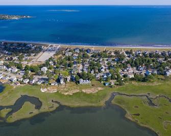 The Perfect Maine Cottage! Steps to PinePoint Beach! - Scarborough - Golf course