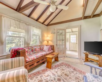 Two separate dog-friendly homes with water views - Boothbay Harbor - Living room