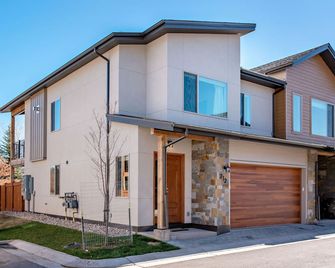 Newly Built, Stylish Modern Condo w/ Hot Tub & Large Balcony, 30 mi. to Aspen! - 카번데일 - 건물