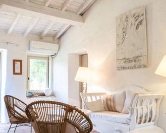 A pretty cottage in the middle of a park in the south-west countryside - Pech-Luna - Living room